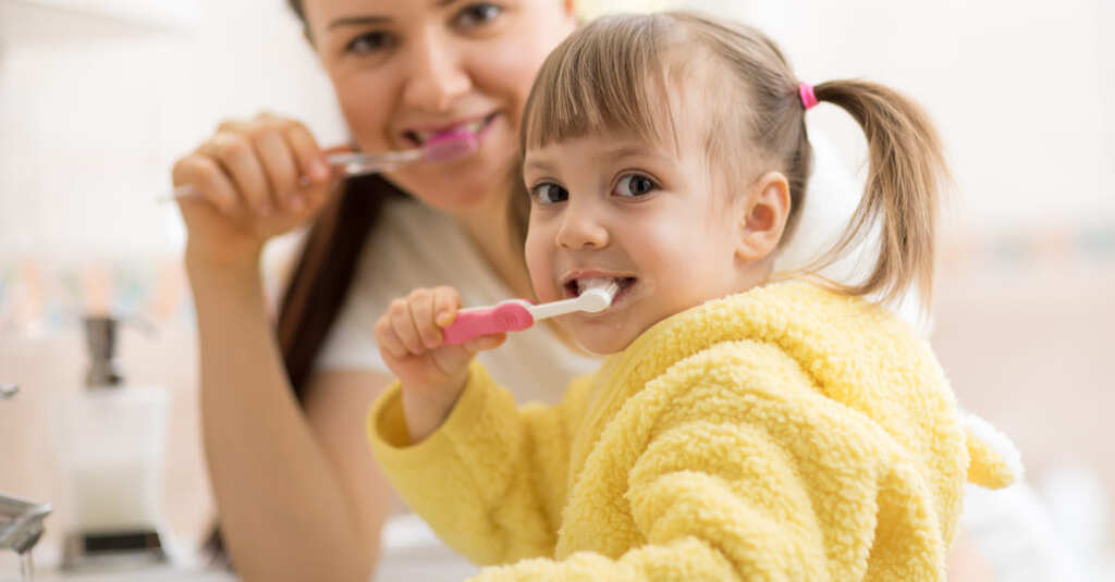 brossage des dents avec maman